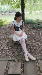 me小妞公园里的白色丝袜腿