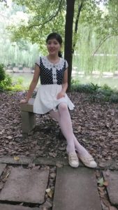 me小妞公园里的白色丝袜腿