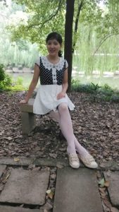 me小妞公园里的白色丝袜腿