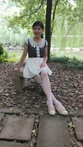 me小妞公园里的白色丝袜腿