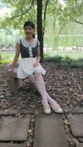me小妞公园里的白色丝袜腿