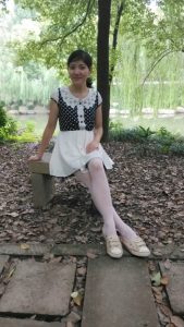 me小妞公园里的白色丝袜腿