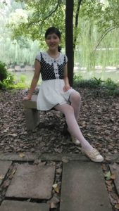 me小妞公园里的白色丝袜腿