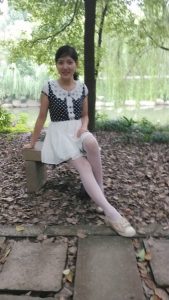 me小妞公园里的白色丝袜腿