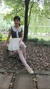 me小妞公园里的白色丝袜腿