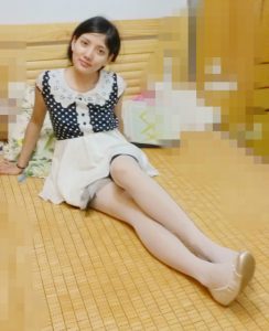 me小妞公园里的白色丝袜腿