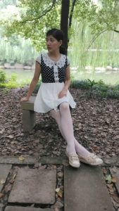 me小妞公园里的白色丝袜腿