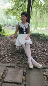 me小妞公园里的白色丝袜腿