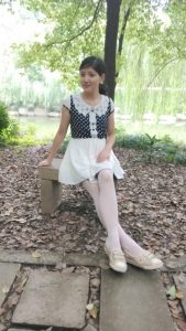 me小妞公园里的白色丝袜腿