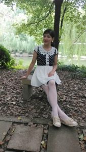 me小妞公园里的白色丝袜腿
