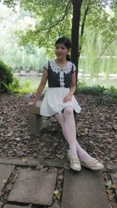 me小妞公园里的白色丝袜腿