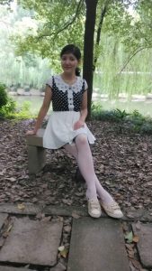 me小妞公园里的白色丝袜腿