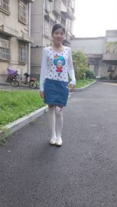 me小妞白色棉筒袜脱了鞋给你看足底