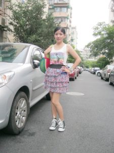 me小妞穿短裙在浙江千岛湖游玩