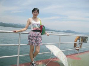 me小妞穿短裙在浙江千岛湖游玩