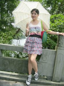 me小妞穿短裙在浙江千岛湖游玩