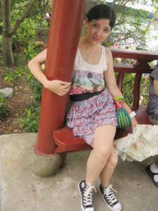 me小妞穿短裙在浙江千岛湖游玩