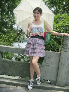 me小妞穿短裙在浙江千岛湖游玩