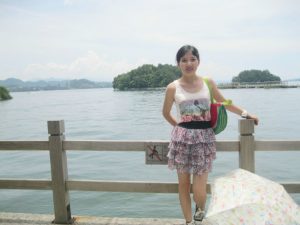 me小妞穿短裙在浙江千岛湖游玩
