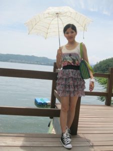 me小妞穿短裙在浙江千岛湖游玩