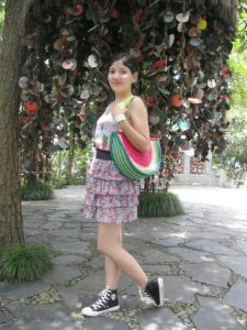 me小妞穿短裙在浙江千岛湖游玩