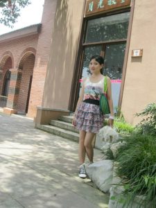 me小妞穿短裙在浙江千岛湖游玩