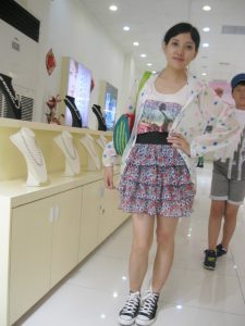 me小妞穿短裙在浙江千岛湖游玩