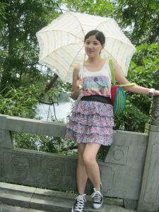 me小妞穿短裙在浙江千岛湖游玩