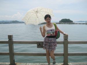 me小妞穿短裙在浙江千岛湖游玩