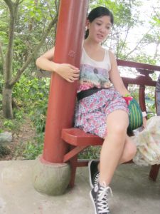 me小妞穿短裙在浙江千岛湖游玩