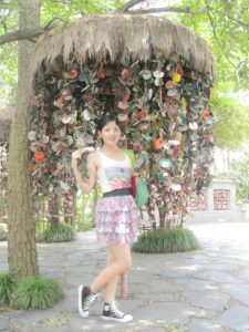 me小妞穿短裙在浙江千岛湖游玩