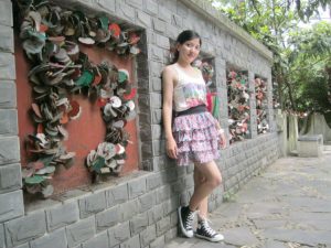 me小妞穿短裙在浙江千岛湖游玩