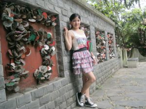 me小妞穿短裙在浙江千岛湖游玩