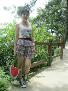 me小妞穿短裙在浙江千岛湖游玩