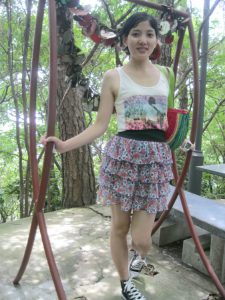 me小妞穿短裙在浙江千岛湖游玩