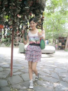 me小妞穿短裙在浙江千岛湖游玩