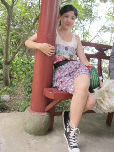 me小妞穿短裙在浙江千岛湖游玩