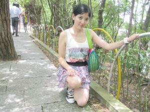 me小妞穿短裙在浙江千岛湖游玩