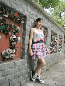 me小妞穿短裙在浙江千岛湖游玩