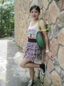 me小妞穿短裙在浙江千岛湖游玩