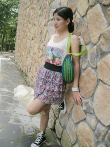 me小妞穿短裙在浙江千岛湖游玩