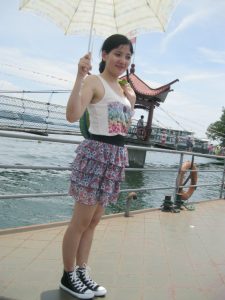 me小妞穿短裙在浙江千岛湖游玩