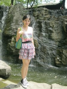 me小妞穿短裙在浙江千岛湖游玩