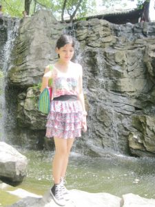 me小妞穿短裙在浙江千岛湖游玩