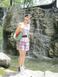 me小妞穿短裙在浙江千岛湖游玩