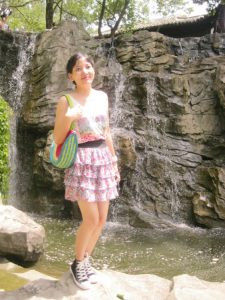 me小妞穿短裙在浙江千岛湖游玩