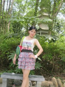 me小妞穿短裙在浙江千岛湖游玩