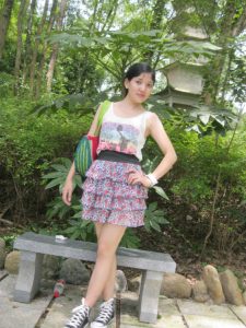 me小妞穿短裙在浙江千岛湖游玩