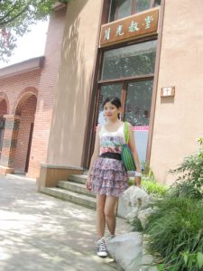 me小妞穿短裙在浙江千岛湖游玩