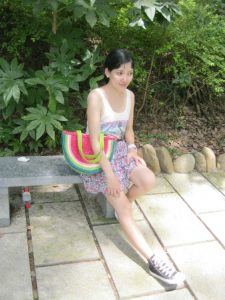 me小妞穿短裙在浙江千岛湖游玩